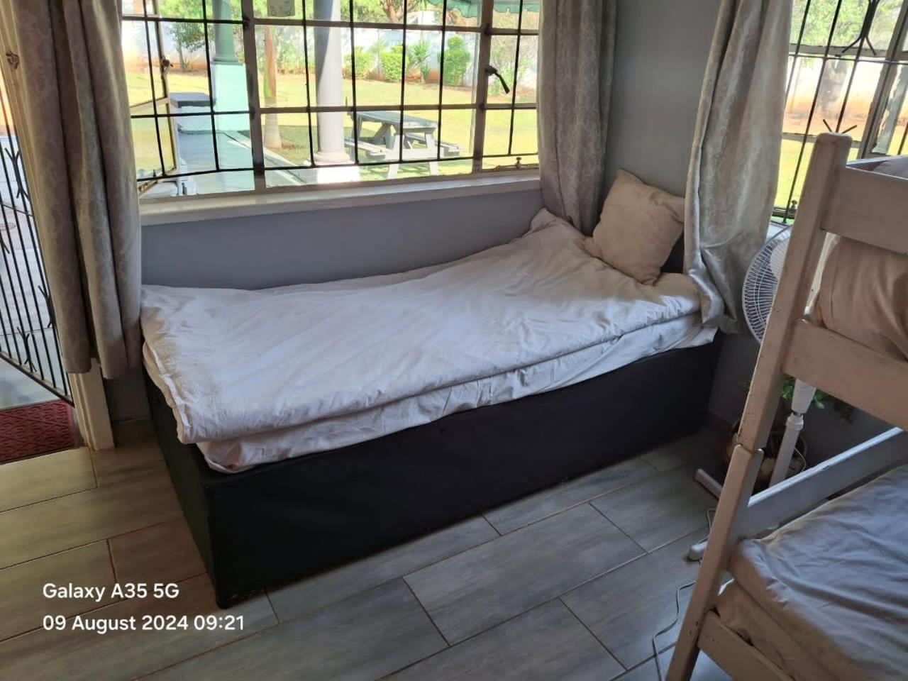 Choice Backpackers Lodge Булавайо Экстерьер фото